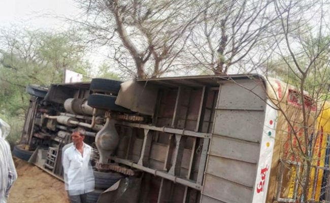 रांची आ रही यात्री बस पलटी, कई घायल