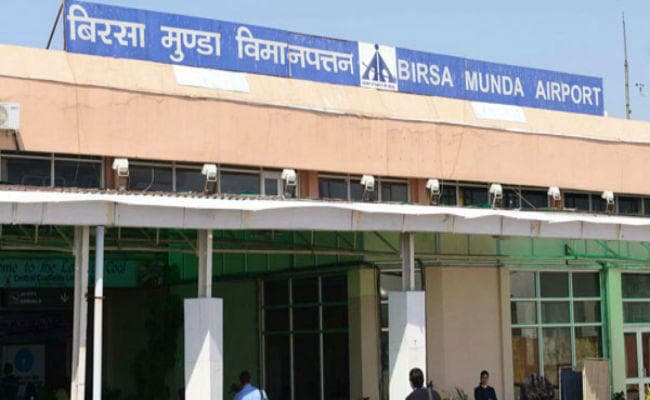 रांची : ''फ्लाइट में बम'' चिल्लाते हुए विमान से कूदा यात्री