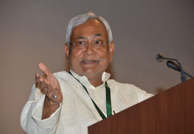 नीतीश ने अखिलेश को परिवार की छाया से बाहर निकलने की सलाह दी