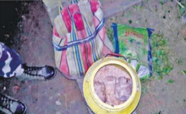 बम बनाने के कारखाने का भंडाफोड़, बाप-बेटा गिरफ्तार