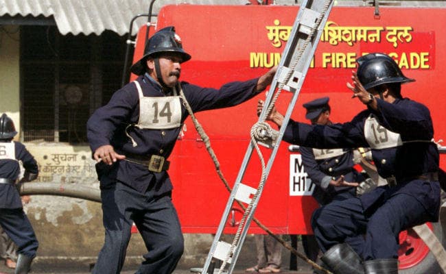 मुंबई: मेकर टावर में लगी आग, दम घुटने से 2 की मौत