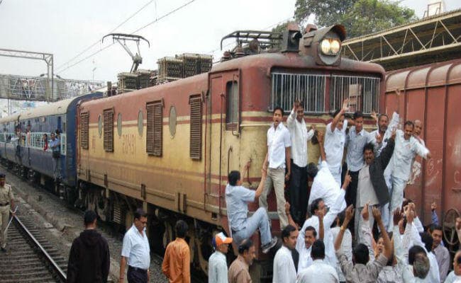 कावेरी विवाद: तमिलनाडु में दूसरे दिन भी रेल रोको आंदोलन जारी