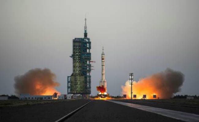 चीन के अंतरिक्ष यात्री प्रयोगशाला में पहुंचे