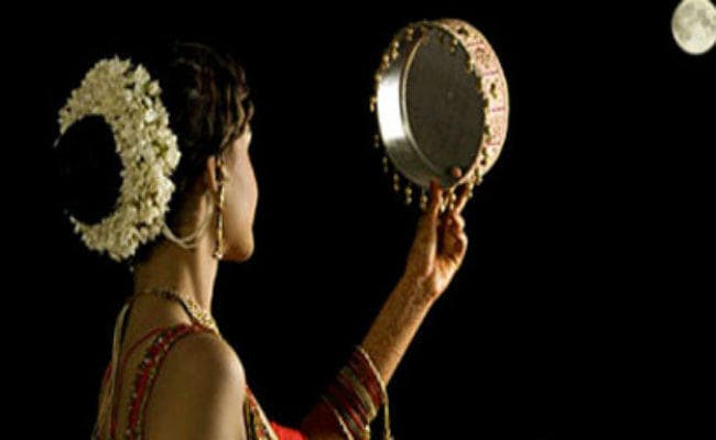करवा चौथ आज, सौ साल बाद बना दुर्लभ संयोग, जानें कुछ खास बातें