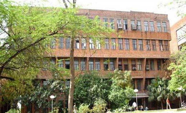 छात्र लापता मामले में JNU का माहौल फिर गरमाया, VC बनाये गये बंधक, हरकत में आये राजनाथ