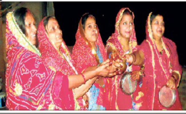 चांद का दीदार कर सुहागिनों ने की अखंड सौभाग्य की कामना