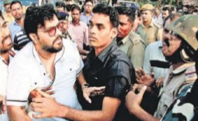 बाबुल सुप्रियो पर पथराव, भाजपा कार्यकर्ताओं की पिटायी, आज भाजपा का आसनसोल बंद