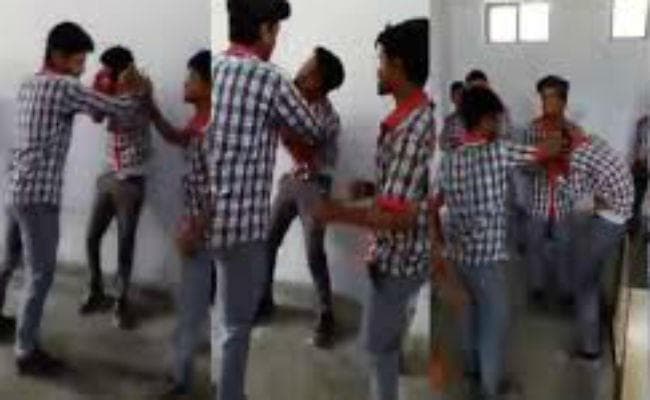 दलित छात्र पिटाई मामला : KV शिक्षकों पर कार्रवाई के विरोध में छात्र-छात्राओं का प्रदर्शन