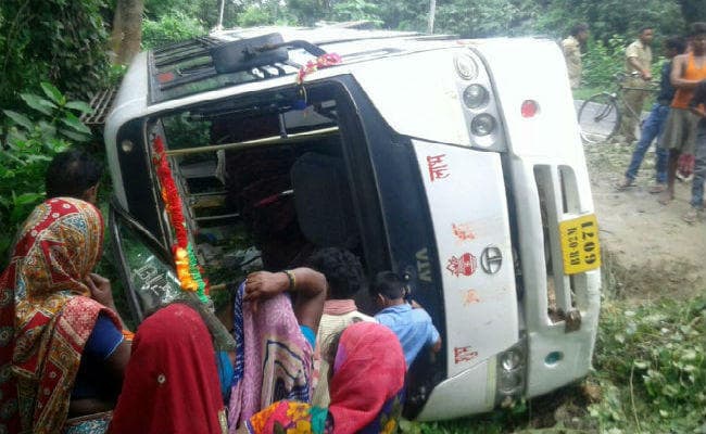 बसों की टक्कर में बच्ची की मौत, छह घायल