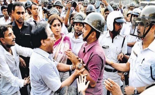 प. बंगाल : मुख्यमंत्री आवास के पास भाजपा समर्थकों का विरोध प्रदर्शन, लाठीचार्ज में कई घायल