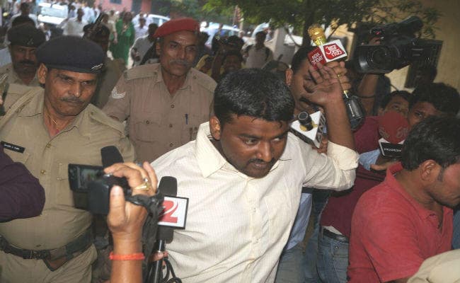 जेल से निकलते ही रॉकी ने दिखाये तेवर, मीडियाकर्मियों से हाथापाई, तोड़ा कैमरा