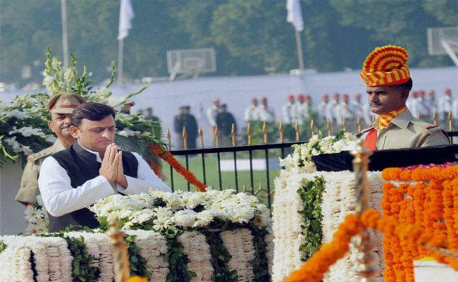 यूपी में 20 महीने में 116 पुलिसकर्मी शहीद, अखिलेश ने पुष्प चक्र से किया नमन