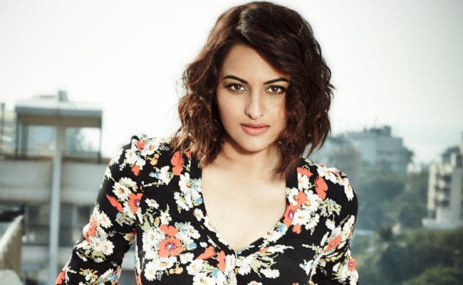 जॉन-सोनाक्षी ने कुछ ऐसे किया शहीदों को याद, ''फोर्स 2'' का गाना ''रंग लाल'' रिलीज