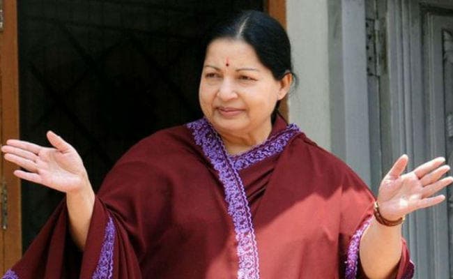 जयललिता बातचीत कर रही हैं : आपोलो अस्पताल