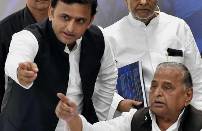 जानिये, समाजवादी पार्टी के अंदर कब से सुलग रही थी चिंगारी