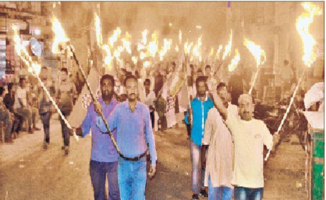 शहर में निकाला मशाल जुलूस