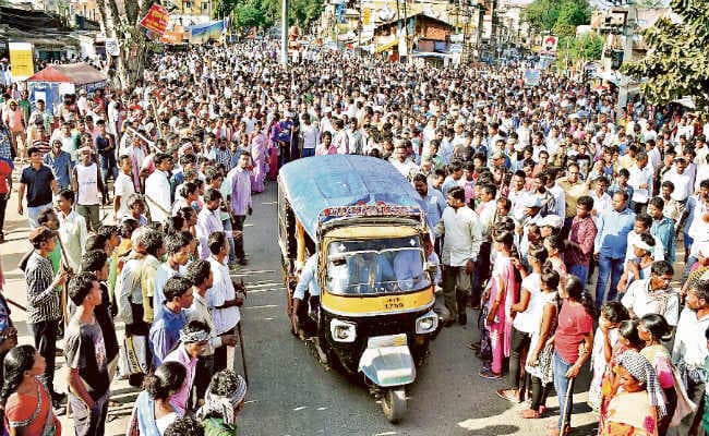 पुलिस फायरिंग में ग्रामीण की हुई मौत का विरोध, जज, एसपी व डीसी आवास में तोड़फोड़