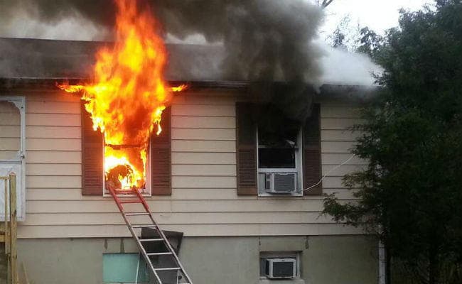 कश्मीर: असमाजिक तत्वों ने तीन स्कूल को किया आग के हवाले