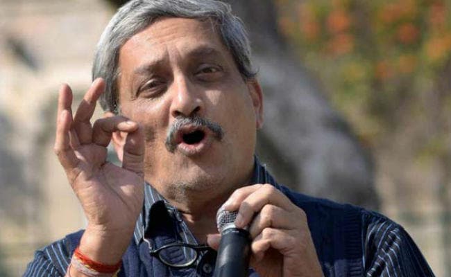 मनसे के फरमान पर पर्रिकर ने कहा : सेना के लिए दान स्वैच्छिक हो, जबरन नहीं