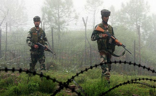 जम्मू-कश्मीर: पाकिस्तान की ओर से फायरिंग जारी, एक जवान शहीद