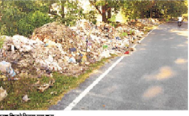 कचड़ा डंपिंग जाेन बन गया एनएच 327 ई