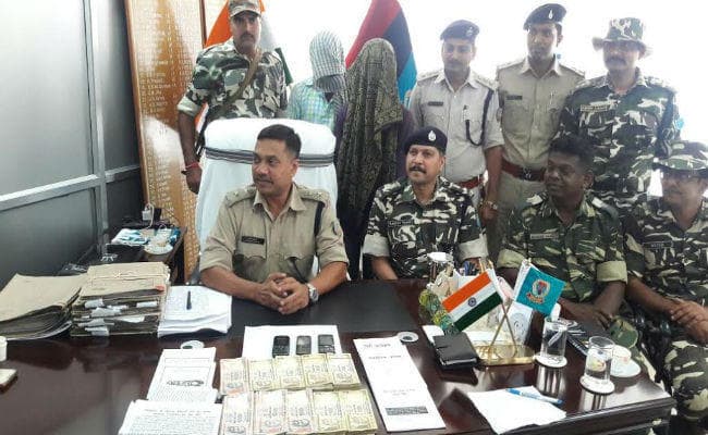 दुमका में लेवी के चार लाख रुपये के साथ दो नक्सली गिरफ्तार