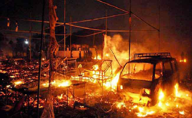 पटाखा फैक्टरी में भयंकर आग : एक व्यक्ति की मौत, कई लोग झुलसे