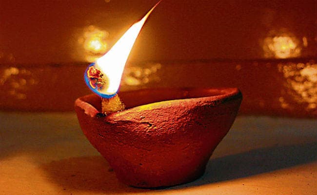 जीवन दीप जले ऐसा, जग को ज्योति मिले