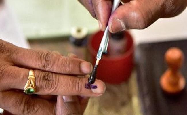 स्याही लगते ही छोटी हुई कतार