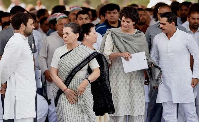 सोनिया, प्रियंका ने इलाहाबाद में स्थानीय पार्टी नेताओं से की मुलाकात