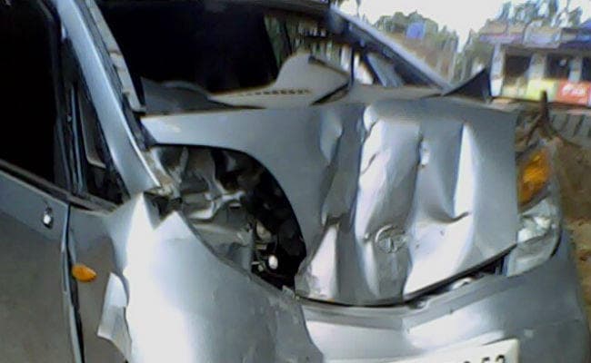 पुलिया से टकरायी नैनो कार चालक की मौत, पांच घायल