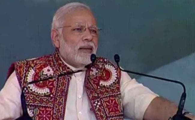 गुजरात में बोले PM, 70 साल तक ईमानदारों को देश में बेईमानों ने परेशान किया