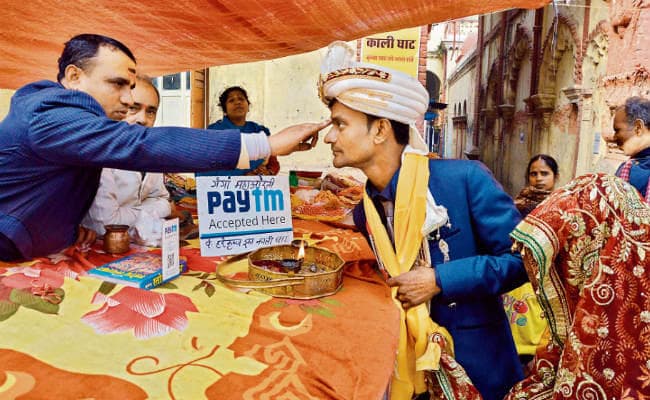 आरती में सिक्कों के बजाय पेटीएम में गिर रहा नोट, पंडितजी कैशलेस ले रहे दक्षिणा