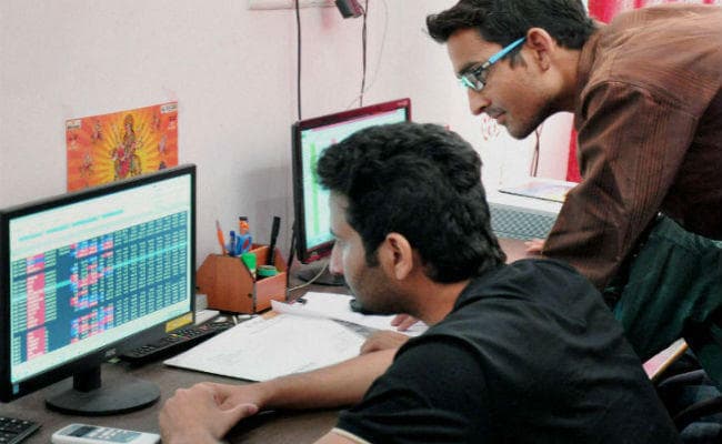 बाजार में लगातार 8वें दिन गिरावट, 86 अंक लुढका सेंसेक्‍स, निफ्टी 7,954 पर