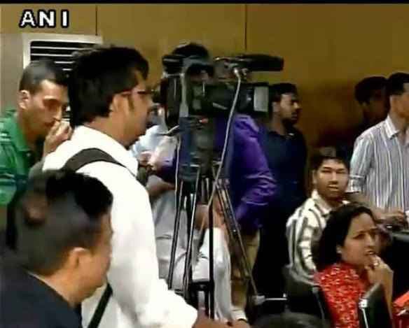 केजरीवाल पर जूता फेंकने वाले व्यक्ति को अंतरिम जमानत मिली