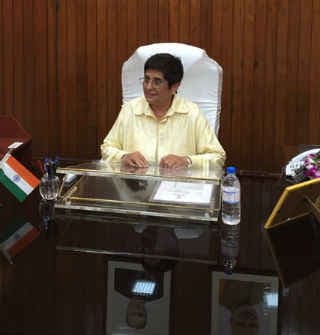 पुडुचेरी : किरण बेदी ने नगर निगम कर्मचारियों के साथ मिलकर की सफाई