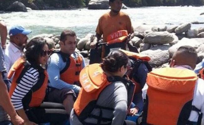 मनाली में ‘River Rafting'' करते दिखे सलमान खान, देखें तस्‍वीरें