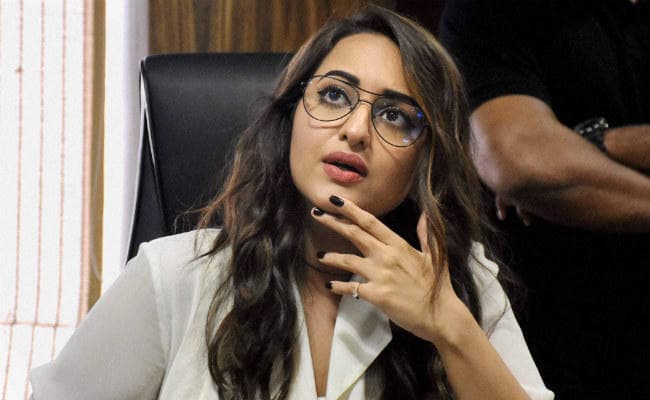 सोनाक्षी ने करण की सलाह पर नहीं देखी पुरानी ‘इत्तेफाक'', सिद्धार्थ मल्‍होत्रा संग...