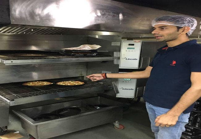 बिहार के स्वास्थ्य मंत्री तेज प्रताप पहुंचे पिज्जा हट के किचेन में