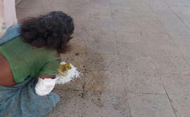 शर्मनाक : रिम्स में मरीज को फर्श पर परोसा गया खाना