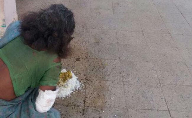 रिम्स में रोगी को फर्श पर खाना परोसने वाला कर्मी बरखास्त, हाइकोर्ट ने भी लिया स्वत: संज्ञान