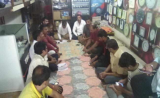 बिहार : मोतिहारी में कारोबारी की हत्या के विरोध में दुकानें बंद, आगजनी