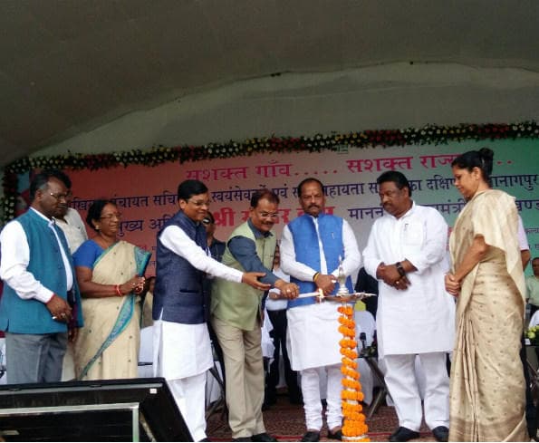 मुख्यमंत्री रघुवर दास पहुंचे गुमला, उरी के शहीद नाइमन के नाम पर होगा चैनपुर रोड का नाम