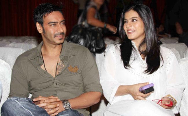 काजोल और अजय देवगन के बीच ये शख्‍स बना दीवार, देखें तस्‍वीरें