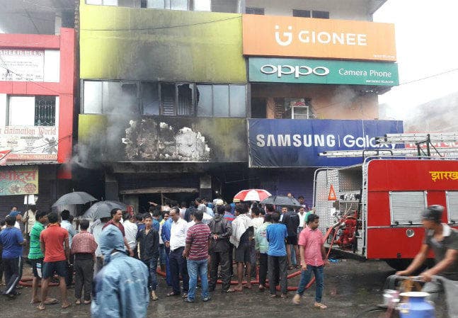 गिरिडीह : टारको दुकान में लगी आग