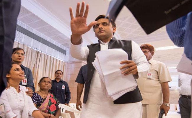 शपथ लेने के बाद मंच पर ही गायत्री प्रजापति ने छुए अखिलेश के पैर