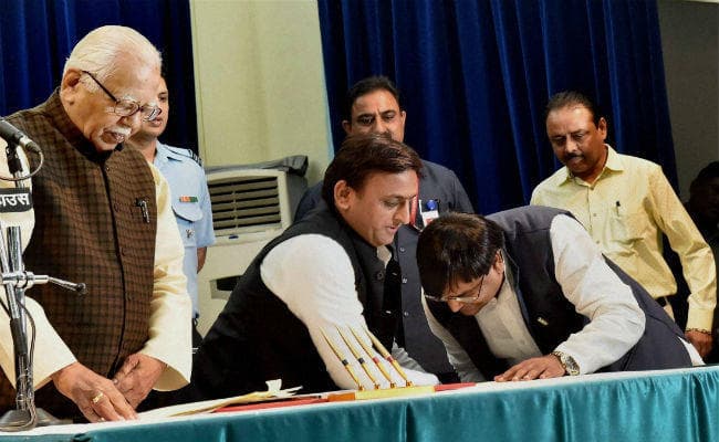 यूपी कैबिनेट विस्तार :प्रजापति ने पिता और पूत दोनों के पांव पड़े