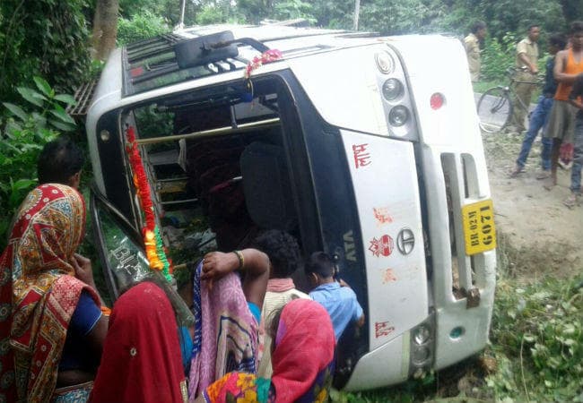 नेपाल : 200 मीटर खाई में गिरी बस, 18 लोगों की मौत