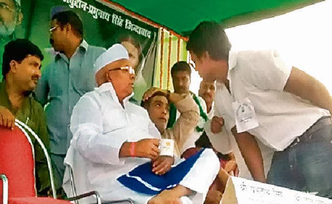 RJD सुप्रीमो लालू प्रसाद के साथ जावेद की तसवीर वायरल