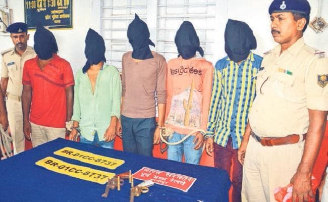 कार में रेल मंत्रालय का बोर्ड लगा करते थे अपराध, पांच पकड़े गये